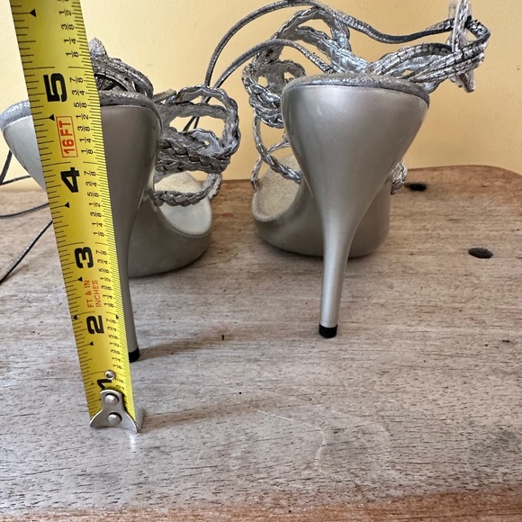 j. RENEE Luxe - Picture 12 of 12